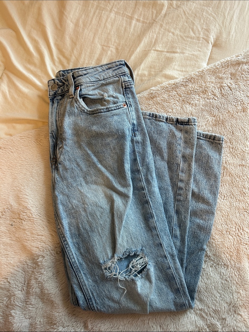 H&M Light Blue Women's Distressed High-Rise Jeans - Size 6